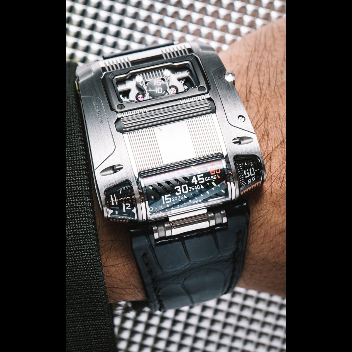 URWERK UR-111C Iron